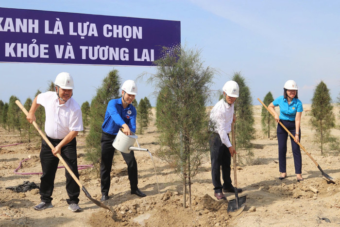 Lãnh đạo Nhà máy Nhiệt điện Vĩnh Tân 4 cho biết, đến nay Nhà máy đã trồng hơn 25.000 cây xanh, hoa và 950m2 cỏ cảnh. z6721650979496-708fd15b5d547ac2fd3505350ecb6170.jpg