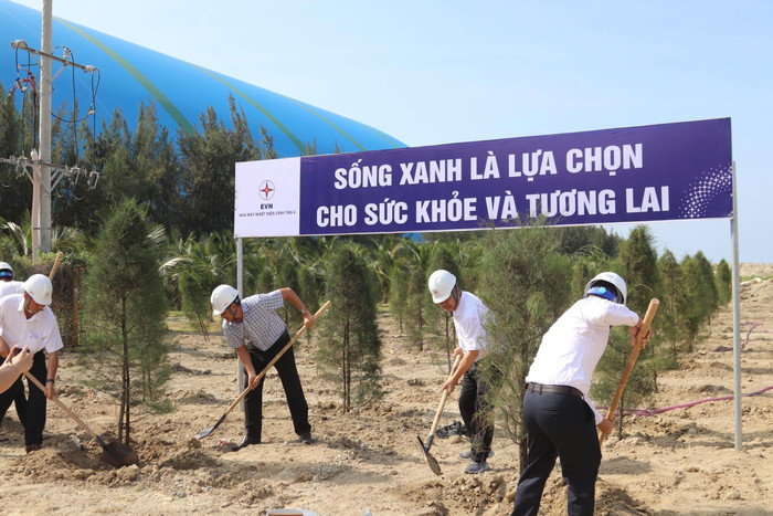Khẩu hiệu "Sống xanh là lựa chọn cho sức khỏe và tương lai" để nhắc nhở ý thức về tầm quan trọng của việc giảm thiểu tác động đến môi trường và nỗ lực không ngừng để phát triển bền vững z6721650979491-3aff050a31514155c7a827fbb7f6e83b.jpg