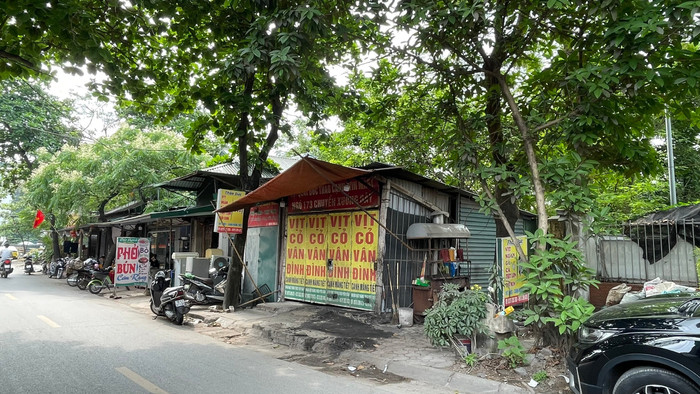 Một phần đất trên đường Phương Canh đang có quán kinh doanh buôn bán. Ảnh: Trung Dũng xp5.jpg