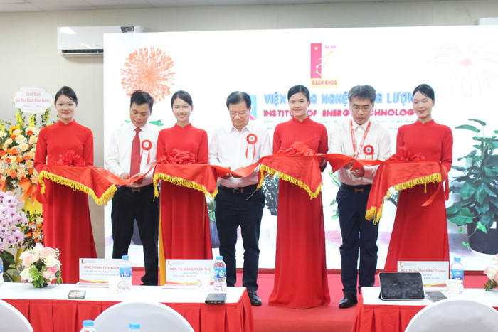 Các đại biểu cắt băng khánh thành. img-0140.jpg