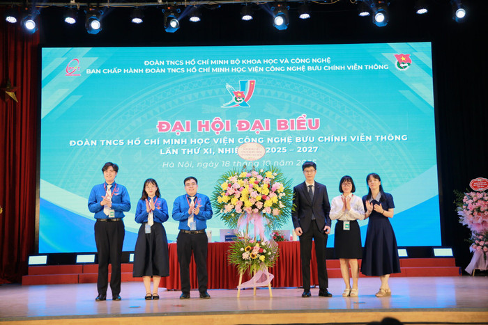 Lãnh đạo Học viện Công nghệ Bưu chính Viễn thông tặng hoa chúc mừng đại hội. nl-l1317-2048x1365.jpg