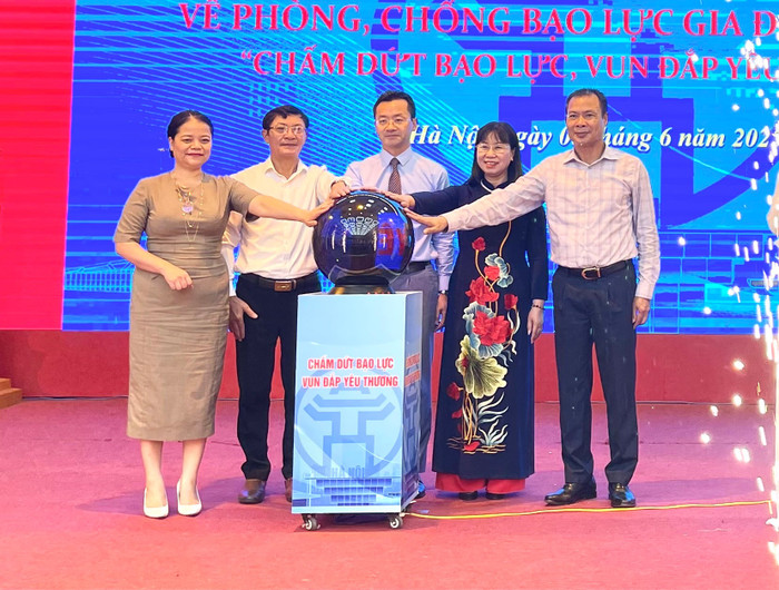 Đại biểu thực hiện nghi thức phát động Tháng hành động quốc gia phòng, chống bạo lực gia đình năm 2025 1.jpg