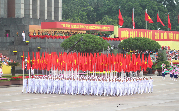 Sau đó là Khối cờ Đảng, cờ Tổ quốc. 5.jpg