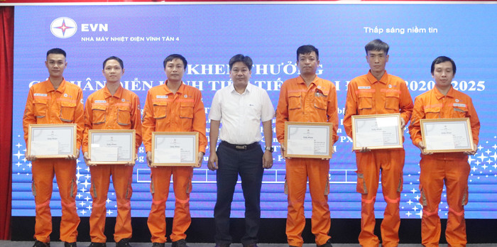 Lãnh đạo Nhà máy trao giấy khen cho các cá nhân 1.png