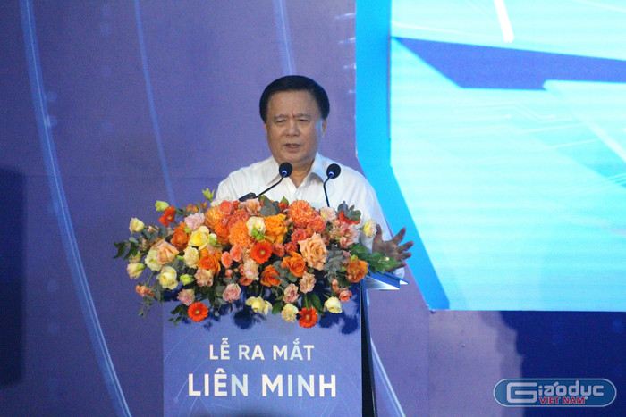 Giáo sư Nguyễn Xuân Thắng - Uỷ viên Bộ Chính trị, Giám đốc Học viện Chính trị Quốc gia Hồ Chí Minh đánh giá cao việc thành lập Liên minh Ai Việt Nam. gdvn-3.jpg