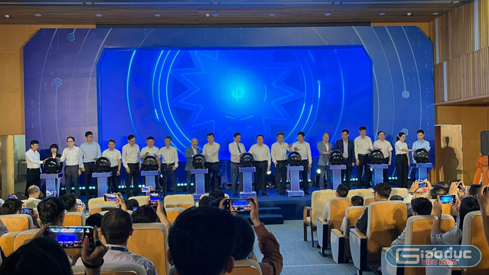 Các đại biểu thực hiện nghi thức ra mắt Liên minh AI Âu Lạc. gdvn-2.jpg