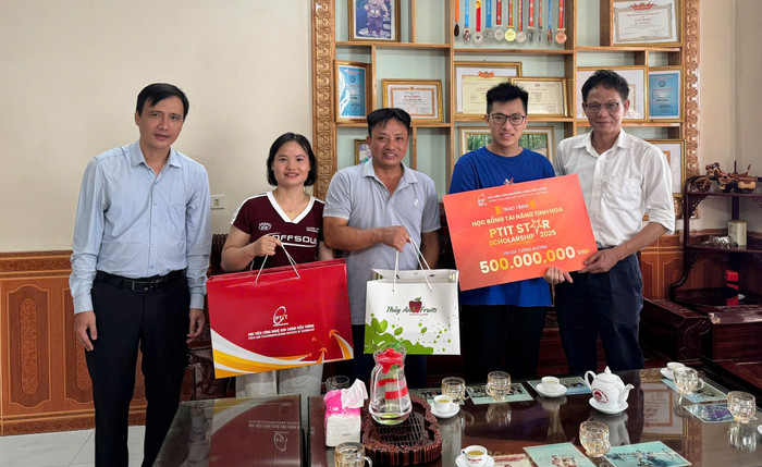 Bùi Huy Tuấn, thí sinh đến từ tỉnh Phú Thọ trong buổi nhận biển tượng trưng Chương trình học bổng Tài năng. Ảnh: NTCC tuan.jpg