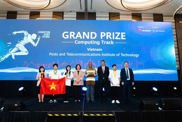 Nữ sinh Mai Thị Phượng (thứ ba từ trái sang) trong đợt nhận huy chương vàng tại cuộc thi ICT competition vòng Châu Á Thái Bình Dương tổ chức tại Kualalumpur (Malaysia) năm 2025. Ảnh: NVCC gen-n-mtp-nhan-giai.jpg