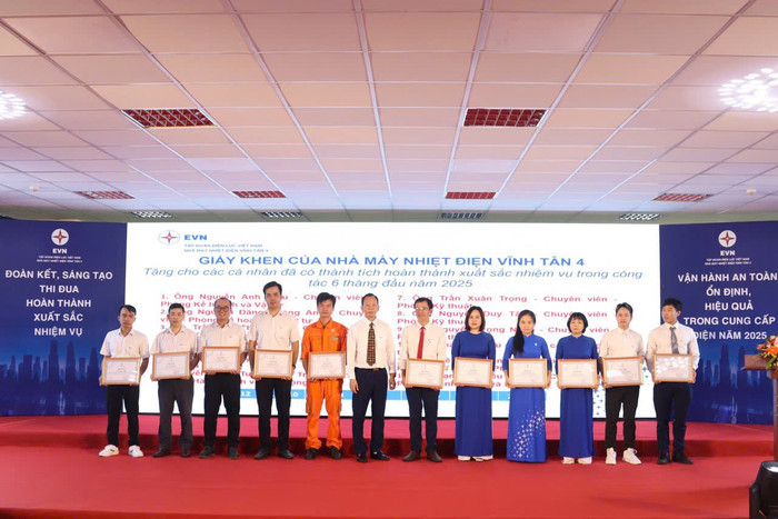 Các tập thể, cá nhân có thành tích xuất sắc được biểu dương khen thưởng. z6797528559353-1186648e92b0785e3137324bbd8568bd.jpg