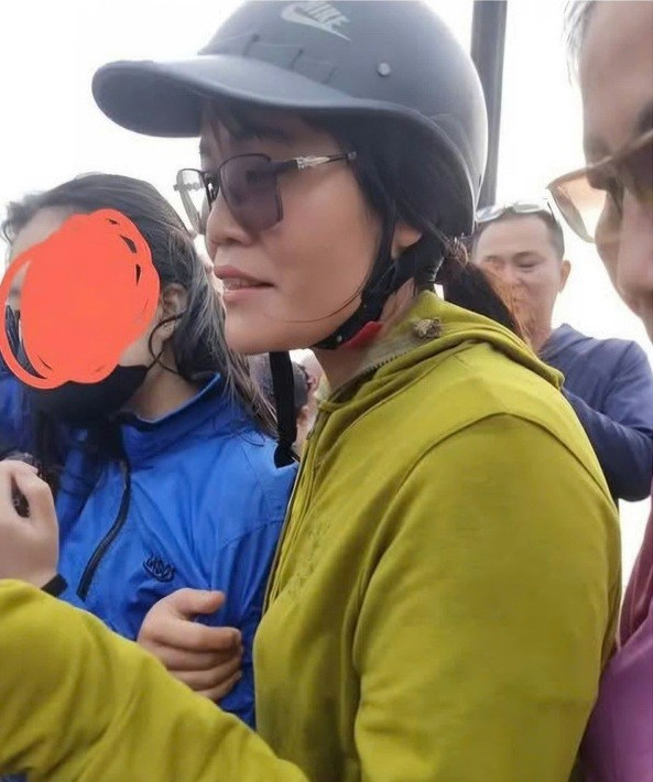 Cô giáo Mai tại thời điểm cứu nạn nhân sáng 26/5. Ảnh chụp màn hình clip người dân quay lại nam-dinh-2-1.jpg