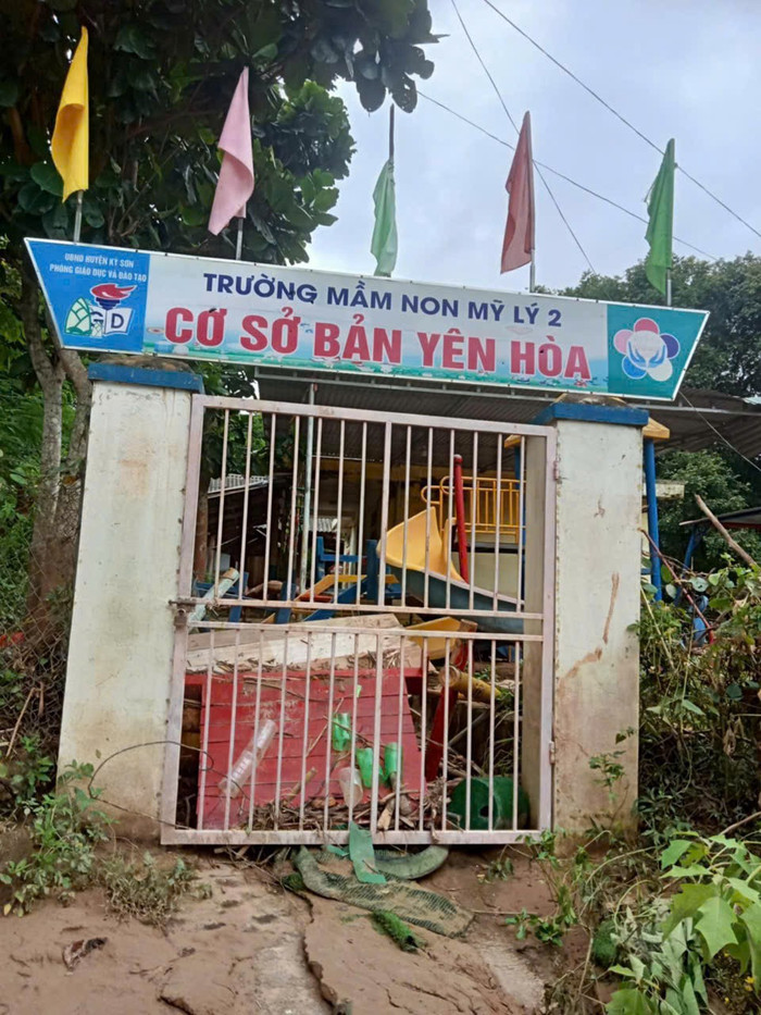 Cổng trường đã khóa trước khi khi lũ kéo về nhưng chỉ giữ lại được một số đồ dùng. Vì các lối khác lũ đi qua được đã kéo theo luôn đồ dùng học tập của học sinh. Ảnh: Trung Dũng gen-h-z6856532813572-1f1a96bd0403068dd095cd3428e694dd.jpg
