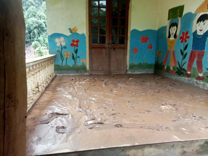 Một khu vực trước cửa phòng học vẫn còn ngập đầy bùn chưa thể dọn dẹp kịp. Ảnh: Trung Dũng gen-h-my-ly-2.jpg