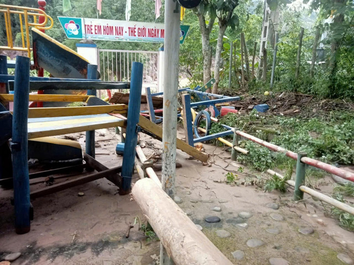 Hầu hết bàn ghế, đồ đạc còn sót lại trong khuôn viên trường học đều hư hỏng. Ảnh: Trung Dũng gen-h-yen-hoa-my-ly.jpg