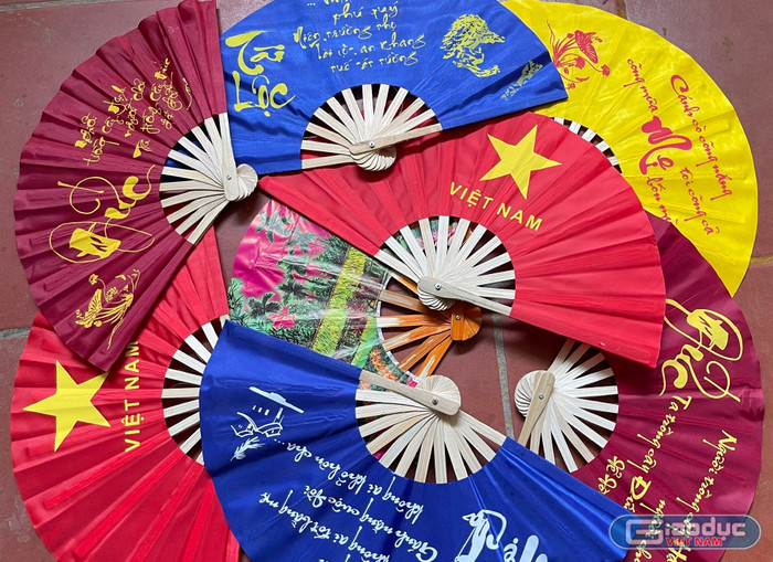 Làng nghề quạt Chàng Sơn ngày nay không chỉ đơn thuần là sản xuất các sản phẩm quạt giấy, quạt nan thuần tuý mà đang đổi mới, hiện đại mẫu mã để đáp ứng nhu cầu thị trường. gdvn-1.jpg