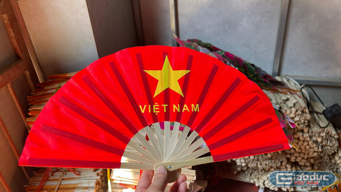 Dù xã hội ngày nay có nhiều thay đổi, nhiều sản phẩm thay thế quạt giấy nhưng sản phẩm của làng quạt Chàng Sơn vẫn là một sản phẩm có chất riêng mang tâm huyết của người thợ làng nghề. gdvn-6.jpg