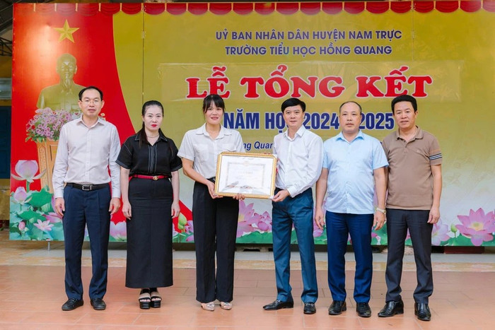 Cô giáo Mai (đứng thứ ba từ bên trái sang) nhận giấy khen của Sở Giáo dục và Đào tạo tỉnh Nam Định tặng. Ảnh: NTCC khen-thuong-co-mai.jpg