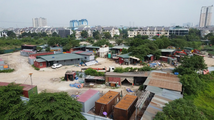 Máy móc và vật liệu trong khu vực tập kết (Ảnh chụp ngày 6/5). Ảnh: Trung Dũng 1-6.jpg