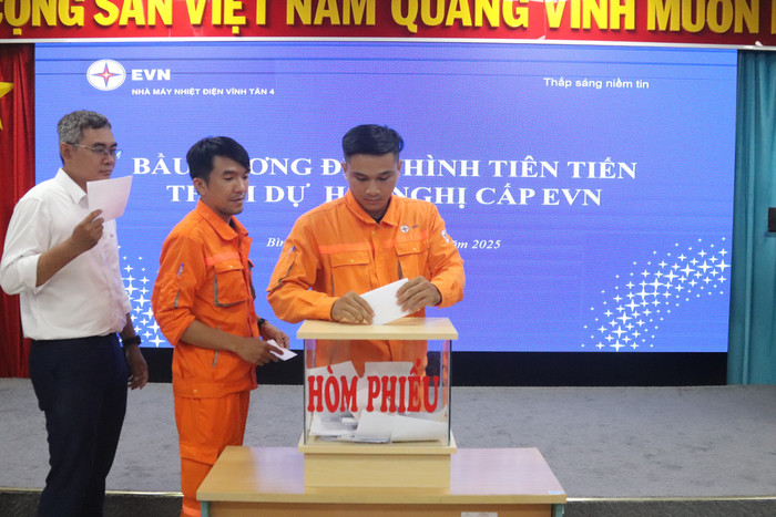 Cán bộ, nhân viên Nhà máy bỏ phiếu bầu gương điển hình tiên tiến tham dự hội nghị cấp EVN 5.jpg