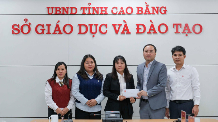 Riêng tại Trường Mầm non 1/6 (phường Thục Phán, tỉnh Cao Bằng), lãnh đạo Văn phòng phẩm Hồng Hà đã trao tặng thêm 50 triệu tiền mặt. z7153385440159-b46cce856d11ed802d2c951ca5fb311d.jpg