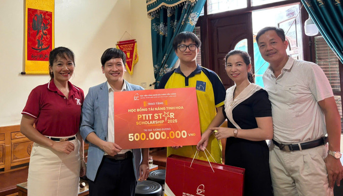 Thí sinh Nguyễn Đình Sơn nhận biển tượng trưng học bổng Tài năng tinh hoa Ảnh: NTCC son.jpg