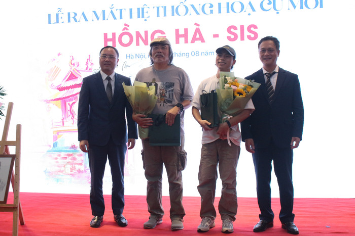 Lãnh đạo Văn phòng phẩm Hồng Hà và Trường Khoa học liên ngành và Nghệ thuật, Đại học Quốc gia Hà Nội trao hoa và quà cho các hoạ sĩ khách mời. 8.jpg