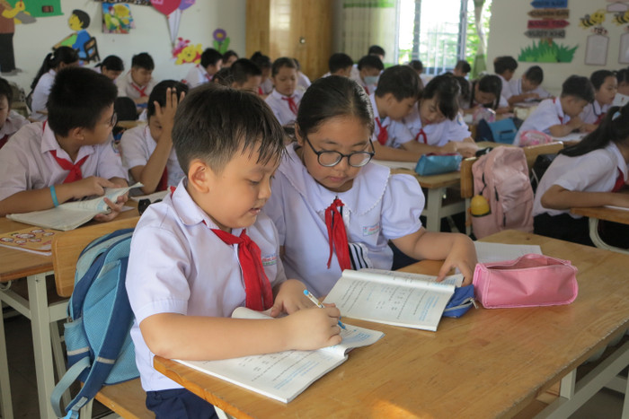 Nhiều năm nay, học sinh các trường học trên địa bàn tỉnh Khánh Hoà dùng chung một mẫu đồng phục theo kiểu truyền thống là quần màu xanh, áo màu trắng. Ảnh minh hoạ: khanhhoa.edu.vn tieu-hoc-phuoc-dong-20240809172117.jpg