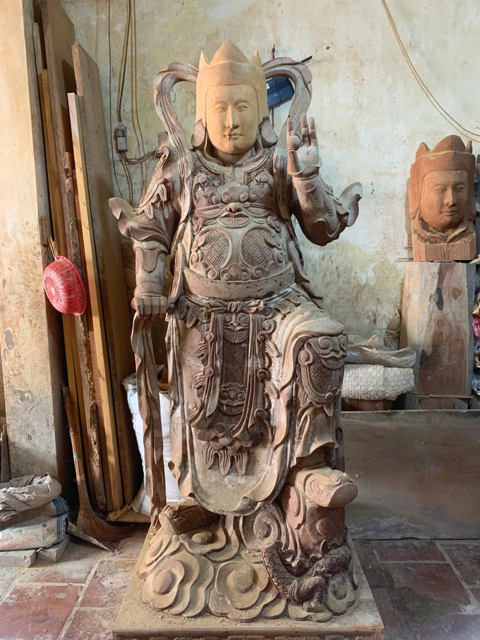 Nghệ nhân của làng nghề Sơn Đồng cho biết, có những công đoạn hoàn thiện sản phẩm tượng Phật, tượng Thánh bắt buộc phải làm hoàn toàn bằng tay thì mới giữ được hồn cốt của sản phẩm 2.jpg