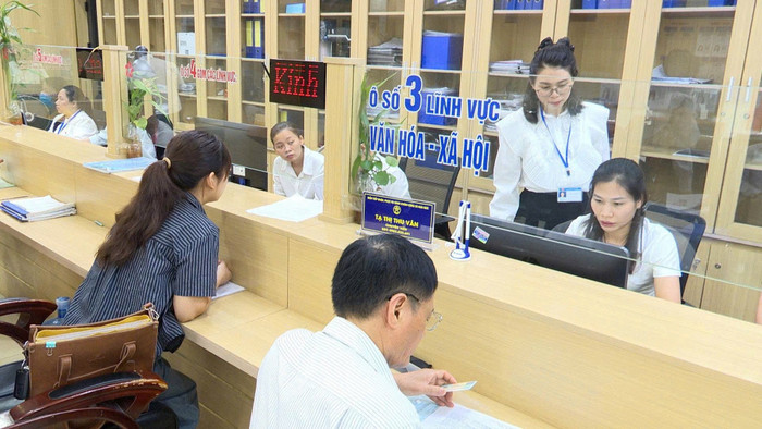 Không khí làm việc tại điểm phục vụ hành chính công xã Hoài Đức (điểm số 1). 514722729-122108780762920922-5206607130825332494-n.jpg
