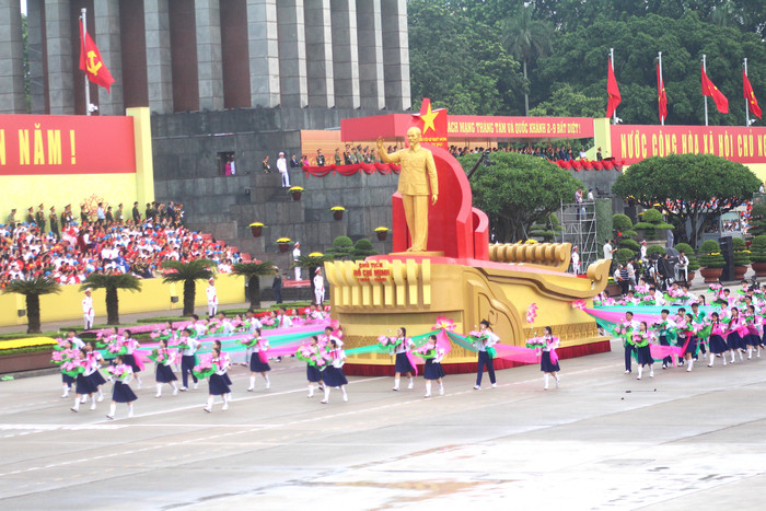 Theo sau là đội hình rước chân dung Chủ tịch Hồ Chí Minh. 7.jpg