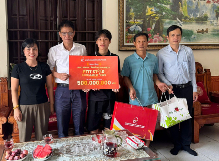 Thí sinh Nguyễn Thành Chung (quê Phú Thọ) khi chia sẻ cảm xúc về học bổng mình nhận được, Chung cũng không giấu nổi vui mừng. Ảnh: NTCC chung.jpg