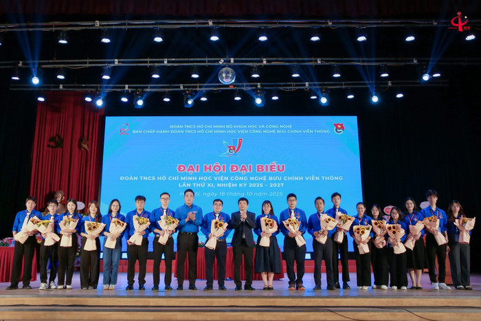 Đồng chí Trần Xuân Bách - Ủy viên Ban Chấp hành Trung ương Đoàn, Bí thư Đoàn Thanh niên Bộ Khoa học và Công nghệ và Phó Giáo sư Đặng Hoài Bắc - Phó Bí thư Đảng ủy, Giám đốc Học viện tặng hoa Ban Chấp hành Đoàn Thanh niên Học viện Công nghệ Bưu chính Viễn thông khóa XI, nhiệm kỳ 2025 – 2027. 564768081-1266960615474261-1860392671373078970-n.jpg