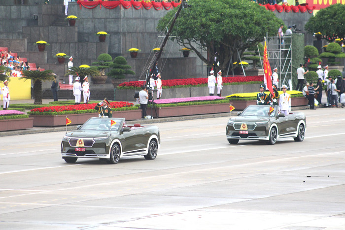 Khối Quân kỳ tiến qua lễ đài. 9.jpg