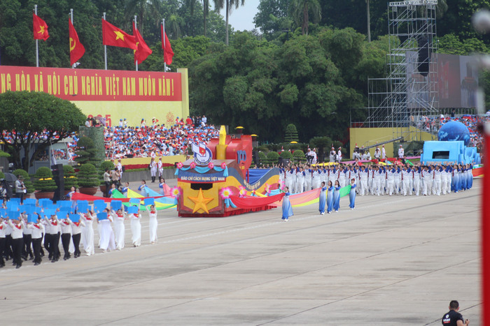 Các khối tổ chức, đoàn thể tiến qua lễ đài. 47.jpg