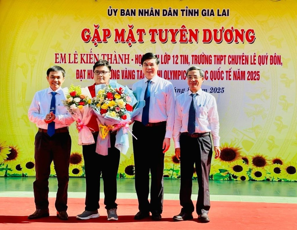 Lãnh đạo tỉnh tặng hoa và phần thưởng cho Lê Kiến Thành trong lễ tuyên dương thành tích xuất sắc tại kỳ thi Olympic Tin học Quốc tế (IOI) 2025. Ảnh: NVCC