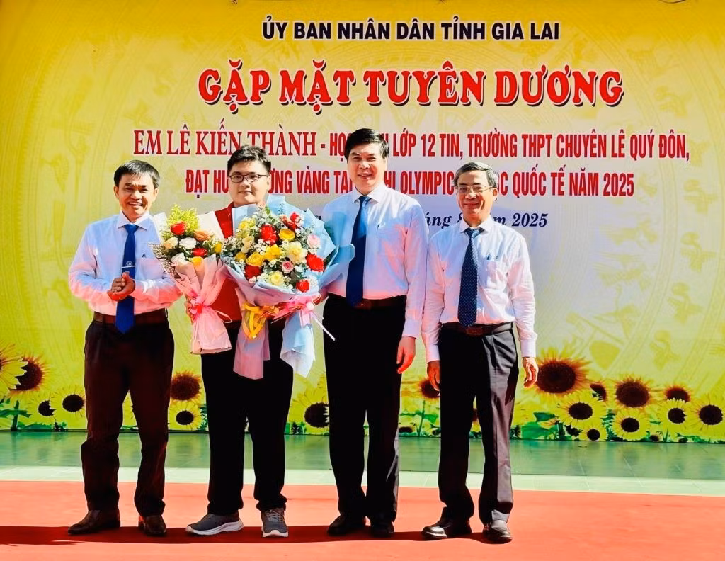 Lãnh đạo tỉnh tặng hoa và phần thưởng cho Lê Kiến Thành trong lễ tuyên dương thành tích xuất sắc tại kỳ thi Olympic Tin học Quốc tế (IOI) 2025. Ảnh: NVCC