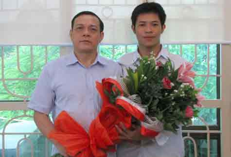 Ông Nguyễn Thanh Trúc, Chủ tịch HĐQT, Tổng giám đốc Tổng công ty vàng Agribank Việt Nam - Phó chủ tịch Hiệp hội Kinh doanh vàng Việt Nam (trái) chụp ảnh cùng phóng viên báo điện tử Giáo Dục Việt Nam. Ông Nguyễn Thanh Trúc, Chủ tịch HĐQT, Tổng giám đốc Tổng công ty vàng Agribank Việt Nam - Phó chủ tịch Hiệp hội Kinh doanh vàng Việt Nam (trái) chụp ảnh cùng phóng viên báo điện tử Giáo Dục Việt Nam.