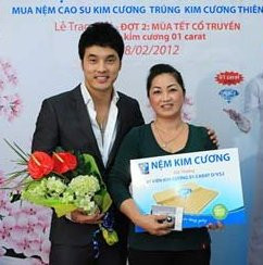 Ca sĩ Ưng Hoàng Phúc và mẹ.