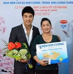 Ca sĩ Ưng Hoàng Phúc và mẹ.