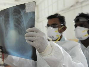 Nhân viên y tế xem hồ sơ điều trị cho một bệnh nhân nhiễm virus cúm. (AFP/TTXVN) Nhân viên y tế xem hồ sơ điều trị cho một bệnh nhân nhiễm virus cúm. (AFP/TTXVN)