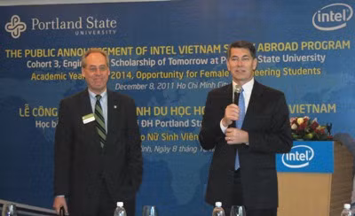 Ông Wim Wiewel (trái) và ông Rick Howarth (phải).