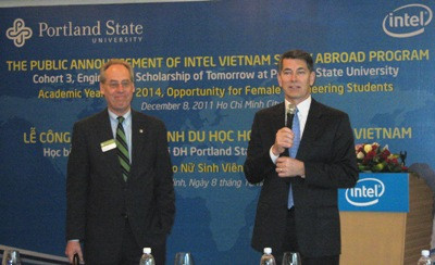 Ông Wim Wiewel (trái) và ông Rick Howarth (phải).