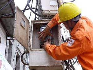 Lắp đặt côngtơ điện cho hộ dân sử dụng điện. Lắp đặt côngtơ điện cho hộ dân sử dụng điện.