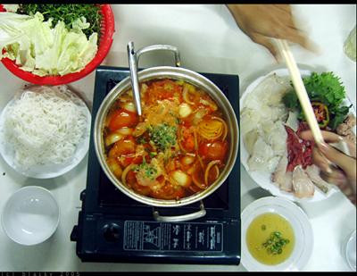 Món lẩu được nhiều ban trẻ lựa chọn đêm giao thừa.