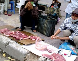 Thịt gia súc bày bán tràn lan trên vỉa hè. Thịt gia súc bày bán tràn lan trên vỉa hè.