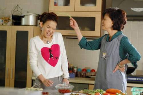 17 tuổi nhưng hỏi đến cái gì, con gái chị cũng không biết. 17 tuổi nhưng hỏi đến cái gì, con gái chị cũng không biết.