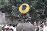 Kỳ án: Nghi ngờ chuông cổ, hàng trăm dân đốt phá trụ sở xã