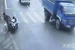 Video: Em bé và chiếc xe lao tự do ra ngoài đường