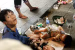Chùm ảnh: Đau xót cảnh những em bé "cõng" ăn mày trên lưng