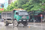 Bị xe tải đâm, một phụ nữ chết thảm trên QL 1A