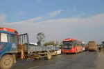 Cầu thi công dang dở gây tắc đường dài hơn 10km trên QL 1A